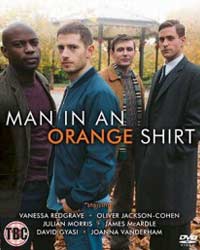 Человек в оранжевой футболке